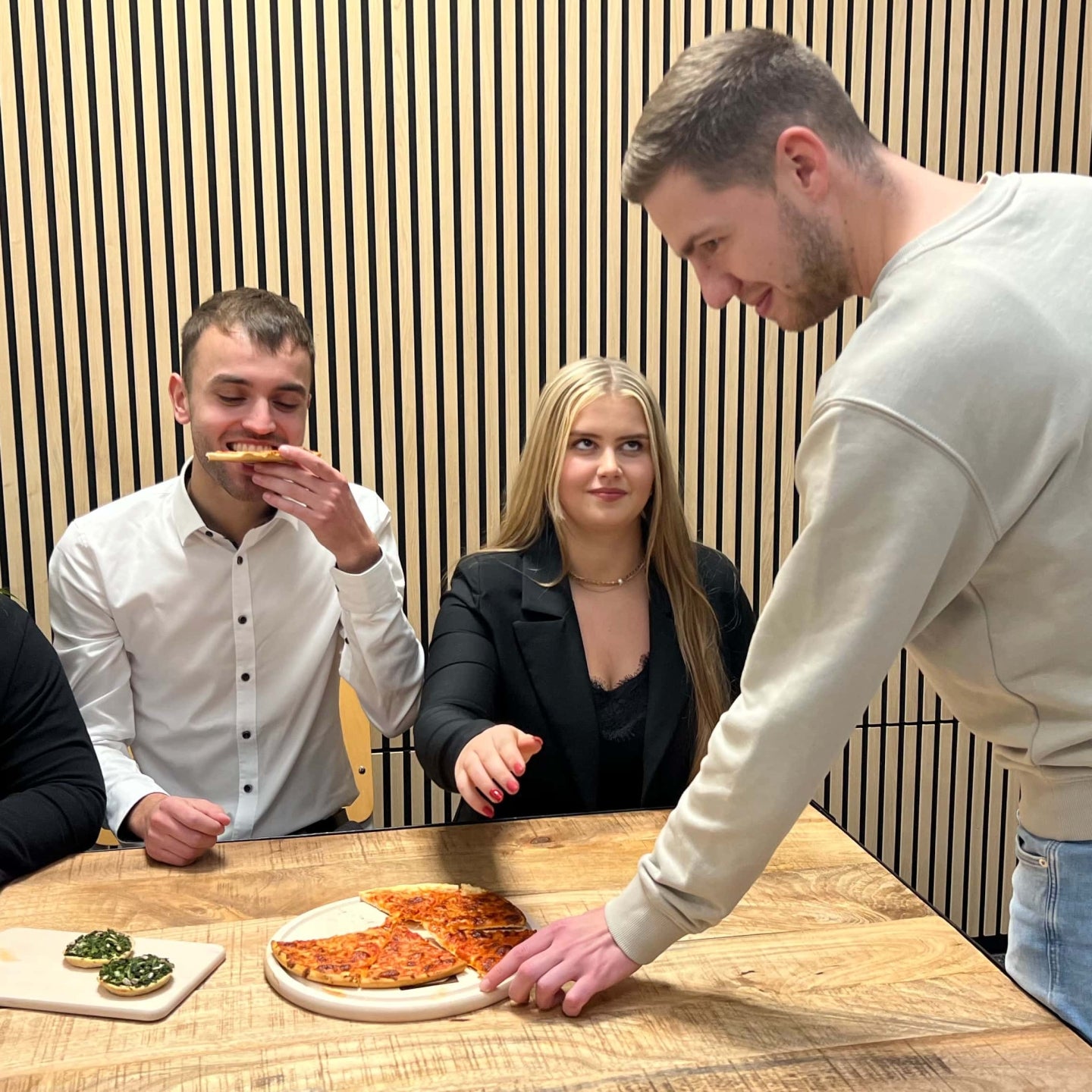 Kollegen essen Pizza