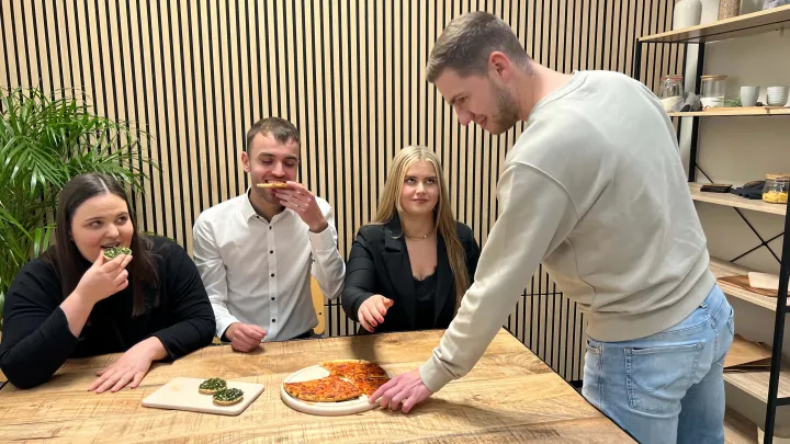 Kollegen essen Pizza