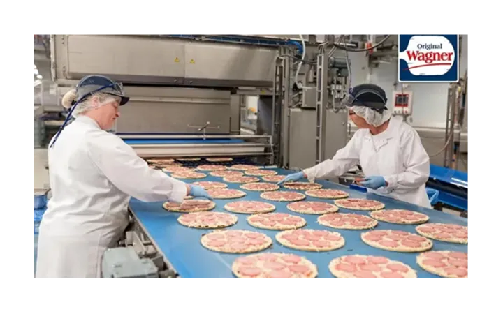 Wir backen alle an einer Pizza